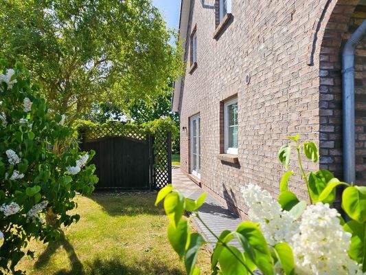 Blick in den Vorgarten von Südosten