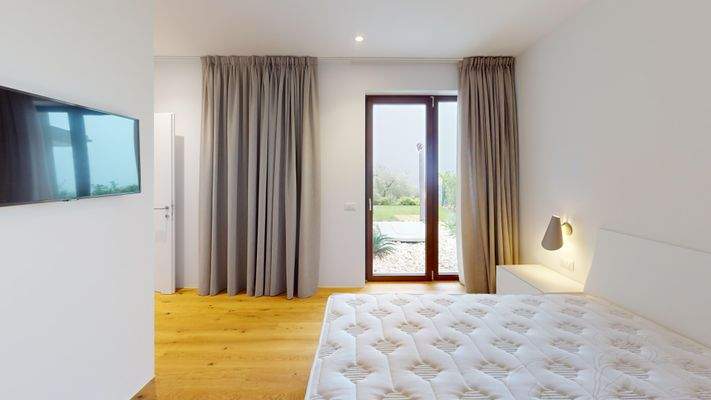 DD-066-16-Villa-con-piscina-e-vista-lago-Bedroom 4