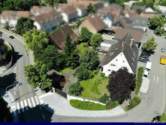 Vogelperspektive zeigt Grundstück samt Gebäude