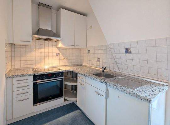 Möblierte Küche mit Einbaugeräten