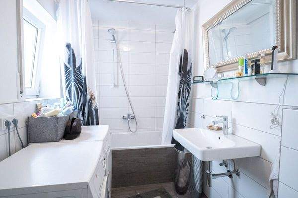 Tageslichtbadezimmer mit Wanne