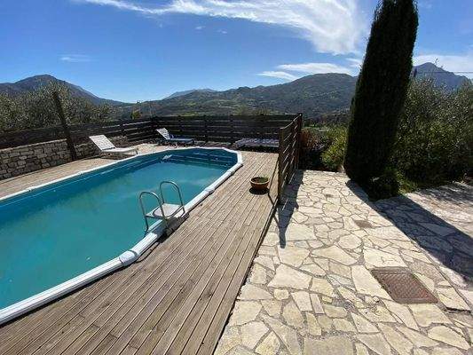 2 komplett ausgestattete Steinvillen mit schönen Gärten und 3 zusätzlichen Baurechten