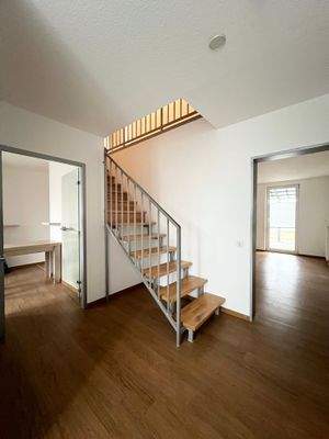 Treppenaufgang mit Blick in Küche + Wohnzimmer