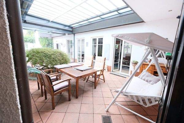 Übergang zum Anbau überdacht