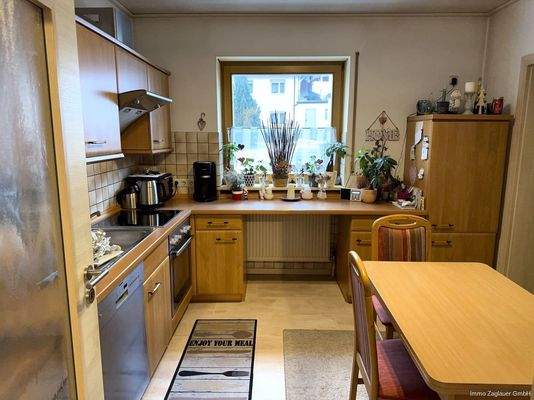 Die Küche mit Zugang zur Speis