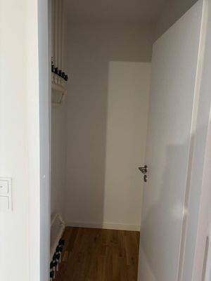 Offene Tür zum Abstellraum