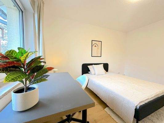 Helles Schlafzimmer mit Bett