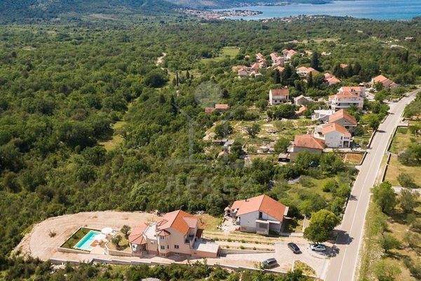 Die Villa befindet sich in malerischer Lage