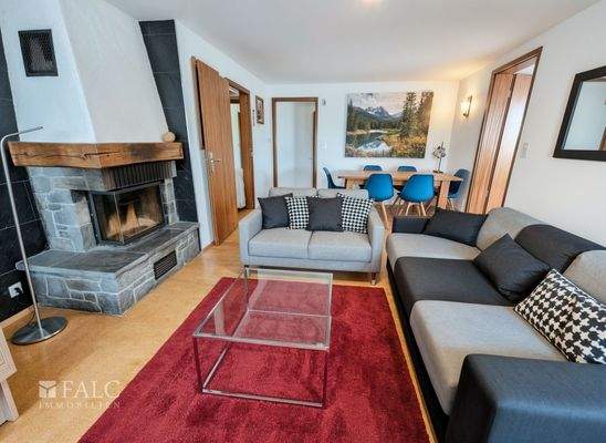 Wohnesszimmer im Altbau mit Kamin (KI)