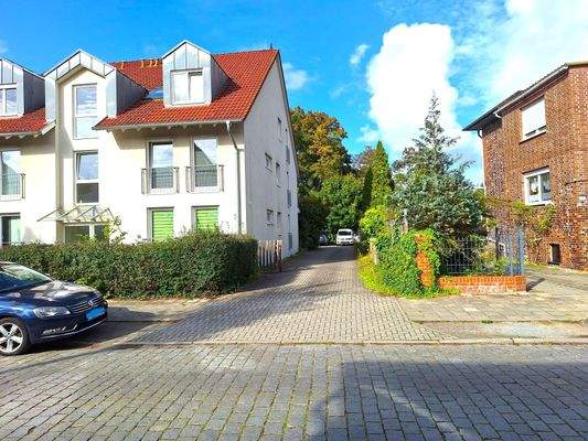 07 Einfahrt + rechter Seite Sommer.jpg