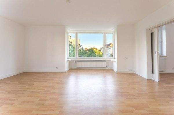 Wohnzimmer mit Erker und Zugang zum Nebenzimmer