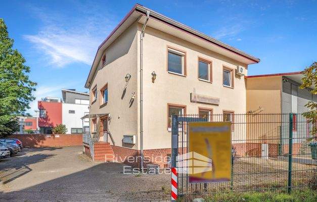 Rückseitig angebautes Wohnhaus mit eigener Zufahrt