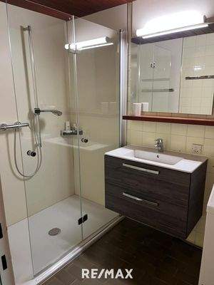 Badezimmer mit neuer Dusche