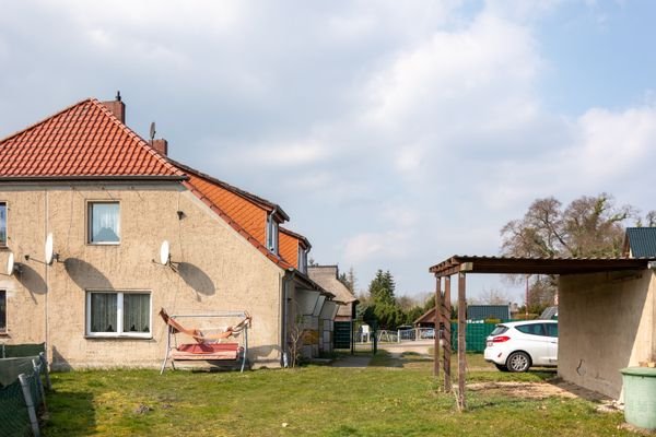 Giebelansicht mit Grundstück