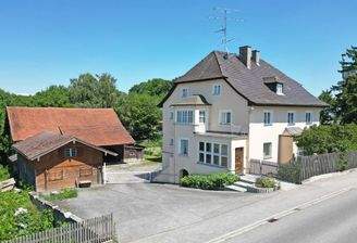 Außenansicht mit Einfahrt und Innenhof
