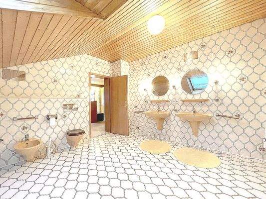 Weitere Ansicht des sehr großen Elternbades