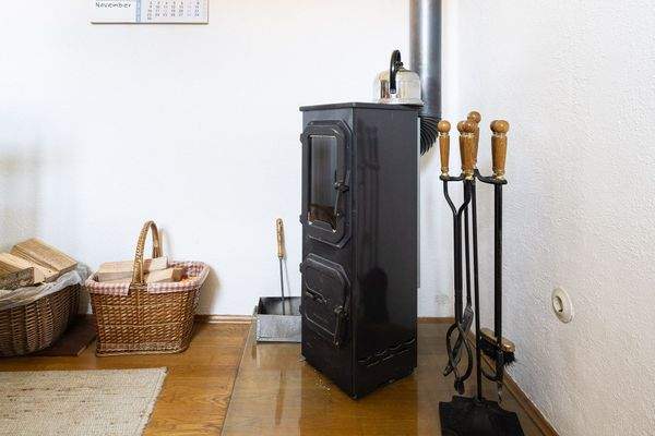 Detailaufnahme vom Ofen im Esszimmer