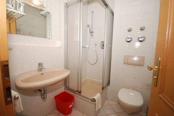 Badezimmer mit Duschkabine