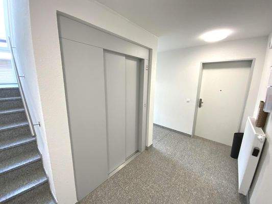 Treppenhaus mit Aufzug