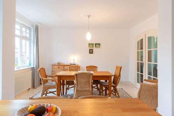 Der helle Wohn- und Essbereich welcher mit einer Glastür getrennt werden kann