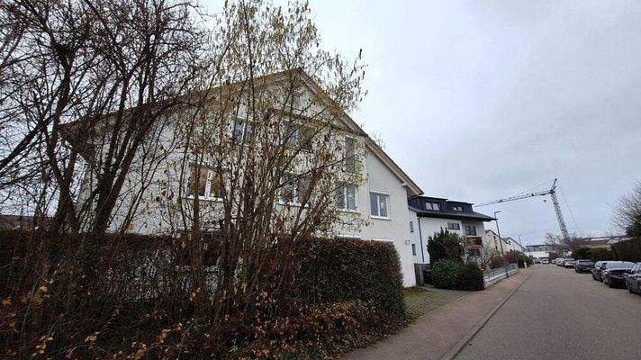 Straßenansicht mit Blick auf das Objekt