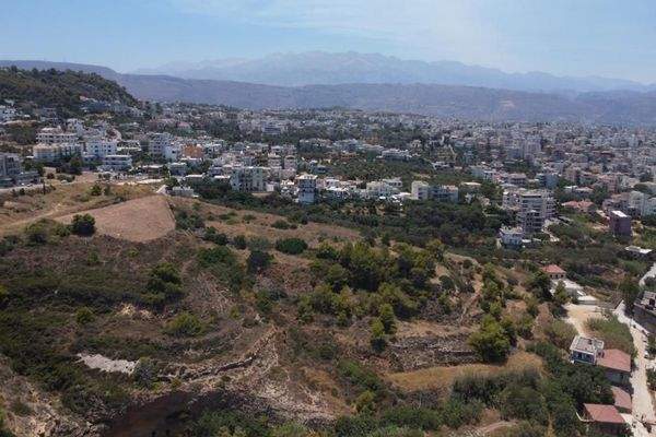 Kreta, Chania: Außergewöhnliches Grundstück mit Blick auf die Stadt und das Meer im Stadtteil Halepa zu verkaufen