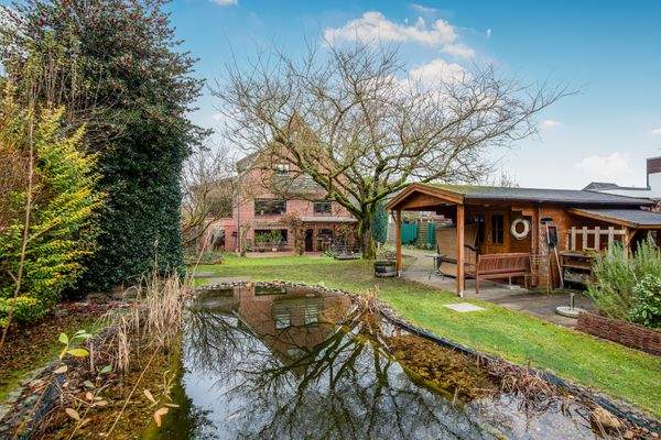 Alles auf einen Blick: Garten, Badeteich, Gartenhäuschen & Zweifamilienhaus