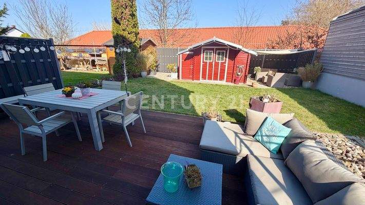 die großzügige Terrasse mit Zugang zum Garten