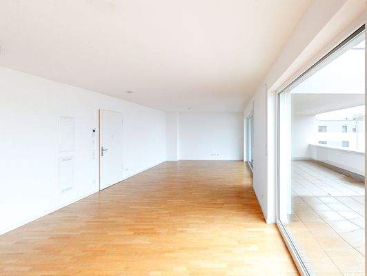 Heller Wohnraum mit Dachterrasse