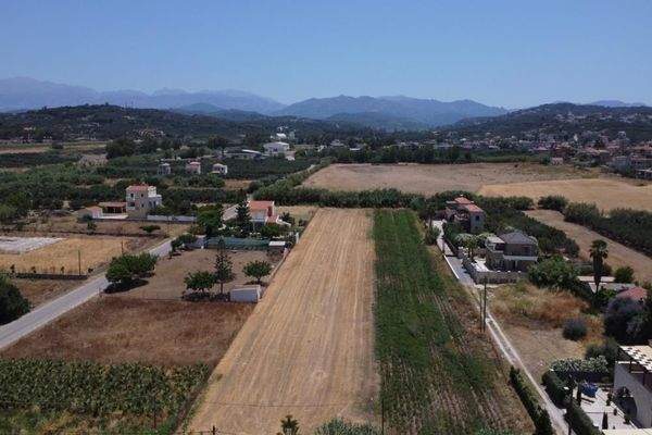 Kreta, Tavronitis: Ausgezeichnetes Grundstück in Meeresnähe zum Verkauf