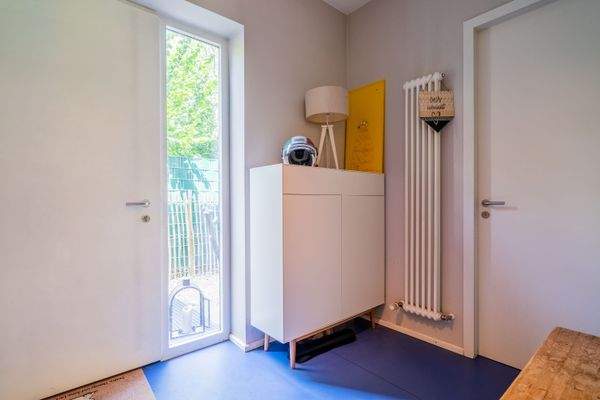 Eingangsbereich (jetzt neue gefliest mit grauen Feinsteinzeugfliesen)