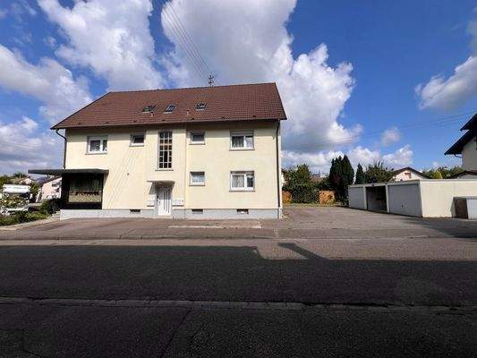 Außenansicht mit Garagen