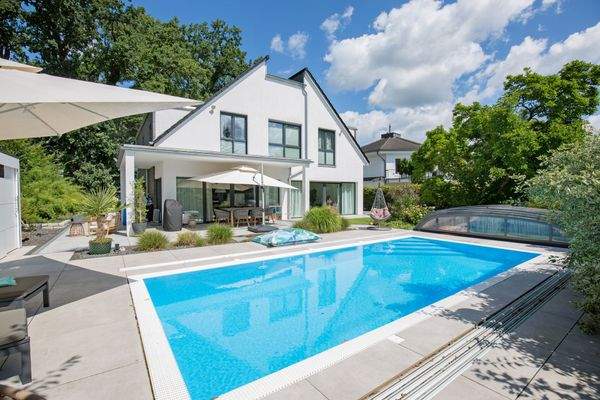 Blick über den Pool