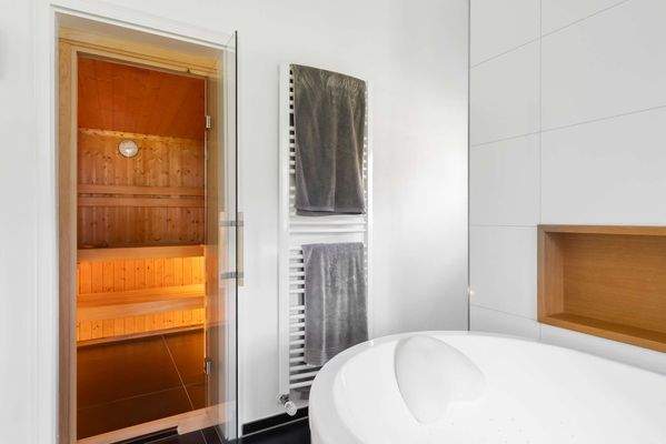Badezimmer mit Blick auf die Sauna 