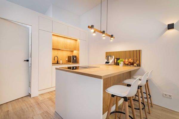 Einbauküche mit Kochinsel...