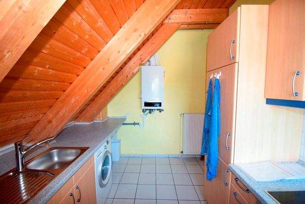 11. Einbauküche mit Kühlschrank, Spüle, Backofen mit Ceranfeld, Umlufthaube+Waschmaschinenanschluss