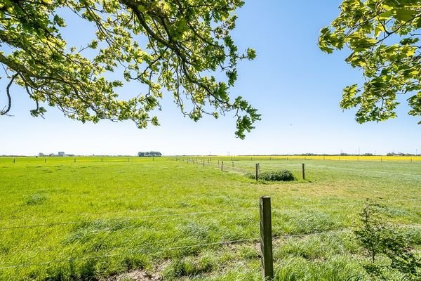 Weitblick über Wiesen und Felder