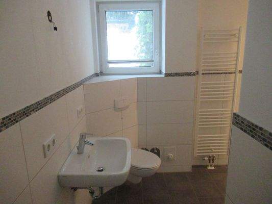 Bad mit Fenster und WA-Anschluss