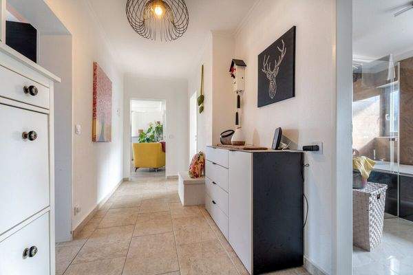 Großzügiger Eingangsbereich mit durchdachter Raumaufteilung