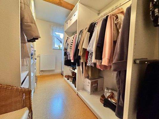 Praktisches Ankleidezimmer (OG)