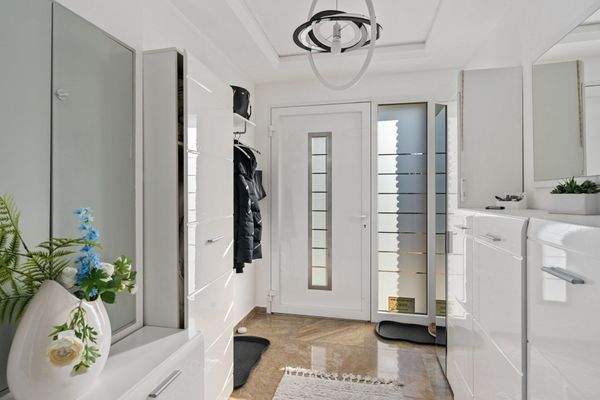 Hauptwohnung (Wohnfläche von 267,69 m²) Windfang