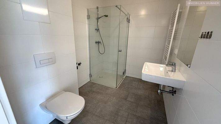 Badezimmer mit Dusche und WC