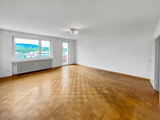 Helles Wohnzimmer mit Balkon