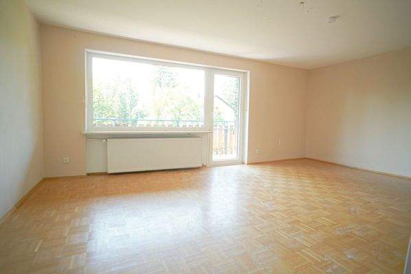 Wohnzimmer in Obergeschoss mit Zugang zur Balkon