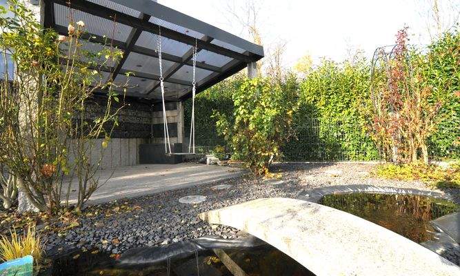 Pavillon mit Fischteich