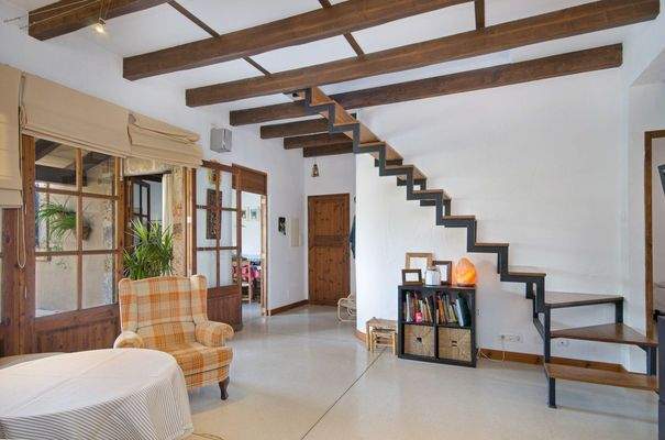 Wohnbereich, Eingang und Aufgang zum OG