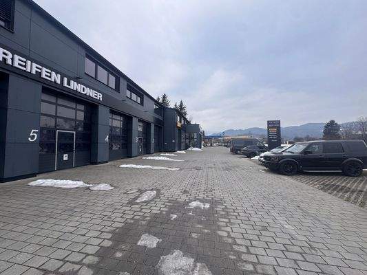 Außenstellplatz bei Gebäude