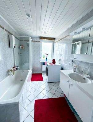 Badezimmer EG. - (KI generiert)