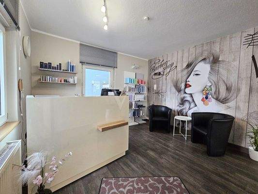 Friseursalon im Erdgeschoss