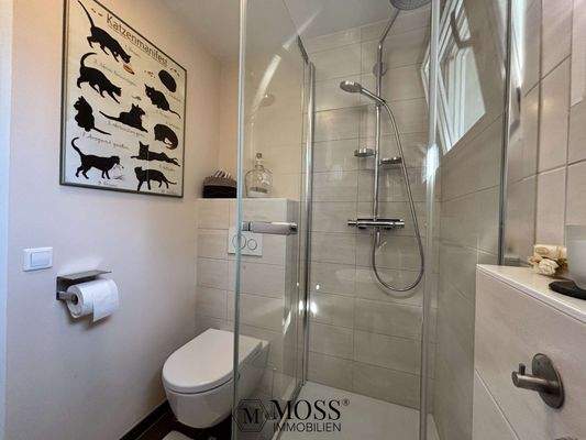 en suite Badezimmer neben Schlafzimmer